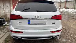 Audi Q5 2008–2017 Kromirana letvica nad registrsko tablico (nerjaveče jeklo) fotografija 2