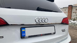 Audi Q5 2008–2017 Kromirana letvica nad registrsko tablico (nerjaveče jeklo) fotografija 1