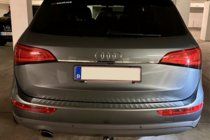 Audi Q5 2008–2017 Kromirana letvica nad registrsko tablico (nerjaveče jeklo) fotografija 4