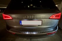 Audi Q5 2008–2017 Kromirana letvica nad registrsko tablico (nerjaveče jeklo) fotografija 5