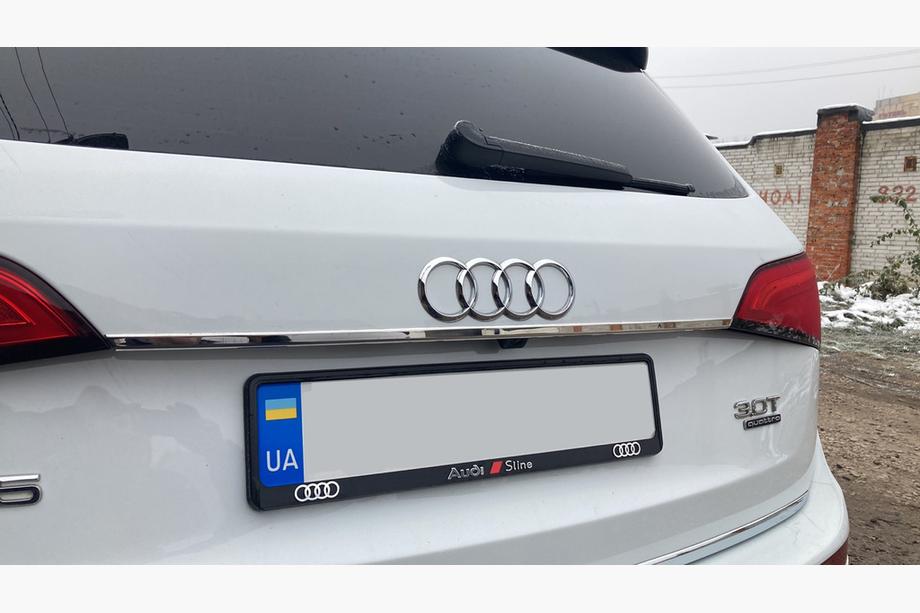 Audi Q5 2008–2017 Kromirana letvica nad registrsko tablico (nerjaveče jeklo) Image