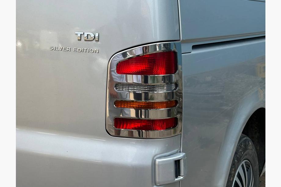 Volkswagen T5 Caravelle 2004–2010 Pokrovi zadnjih luči (Carmos, 2 kos, nerjavno jeklo) 1 vrata, OmsaLine – italijansko nerjaveče jeklo Fotografija 3