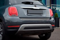Fiat 500X 2014–2024 Nerjaveča zaščitna letvica roba prtljažnika fotografija 3
