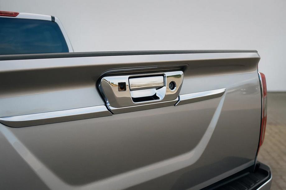 Nissan Navara/NP300 2016– Pokrov zadnje kljuke (za kamero, nerjaveče jeklo) Image