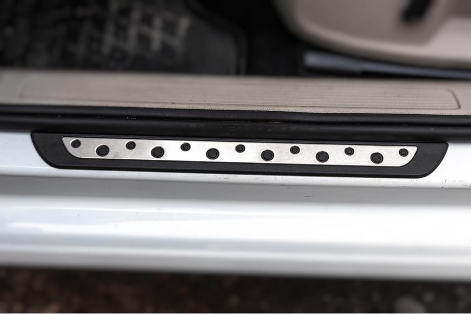 Volkswagen Golf 7/E-Golf 2012–2020 Obloge pragov Flexill Dotline (4 kosi, inox) Fotografija 2