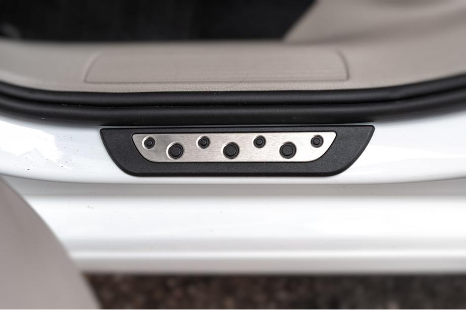 Volkswagen Golf 7/E-Golf 2012–2020 Obloge pragov Flexill Dotline (4 kosi, inox) Fotografija 4