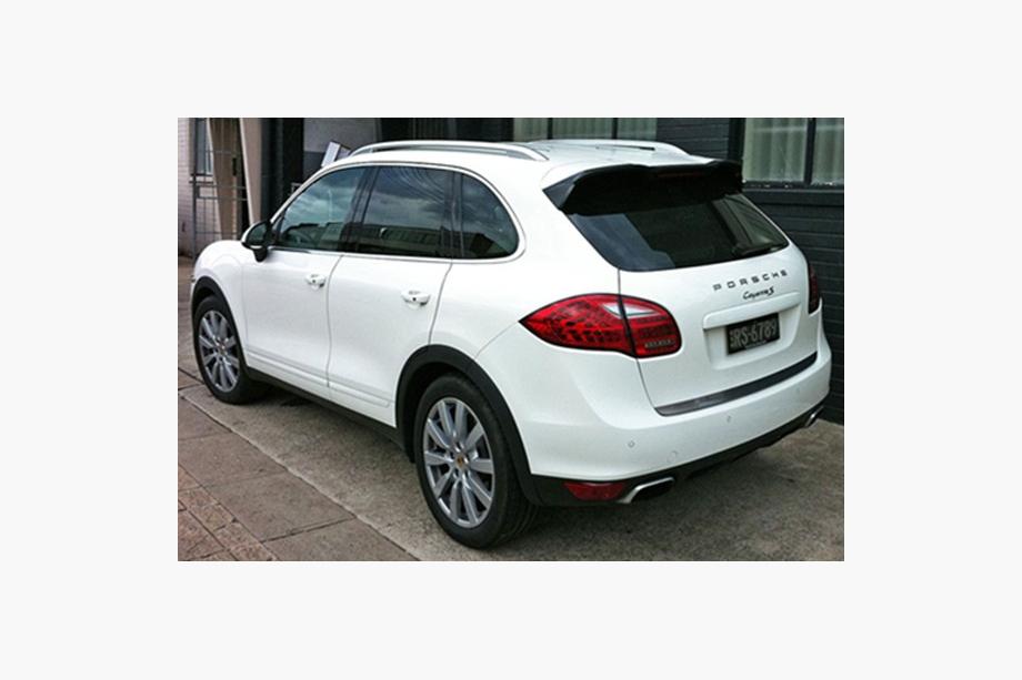 Porsche Cayenne 2010–2017 OEM strešni nosilci – vzdolžni nosilci (aluminij, lepljena montaža) Fotografija 2