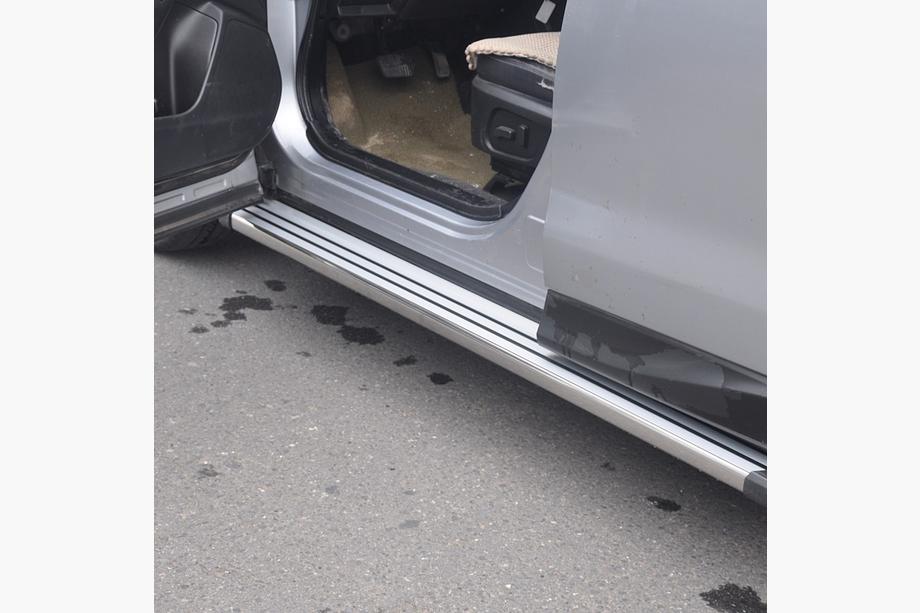 Subaru Forester 2013–2018 Originalni stranski pragovi (2 kosa, aluminij) Image
