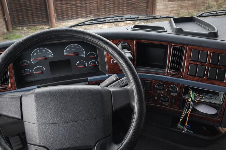 Volvo FH 1993–2012 Obloge armaturne plošče 2002-2008 (imitacija lesa) Image