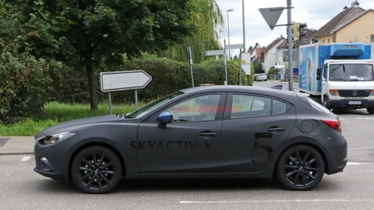 Mazda bo predstavila novo 3 z inovativnim motorjem