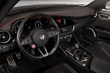 Italijanska karizma v limuzini Alfa Romeo Giulia fotografija 5