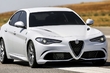 Italijanska karizma v limuzini Alfa Romeo Giulia fotografija 4
