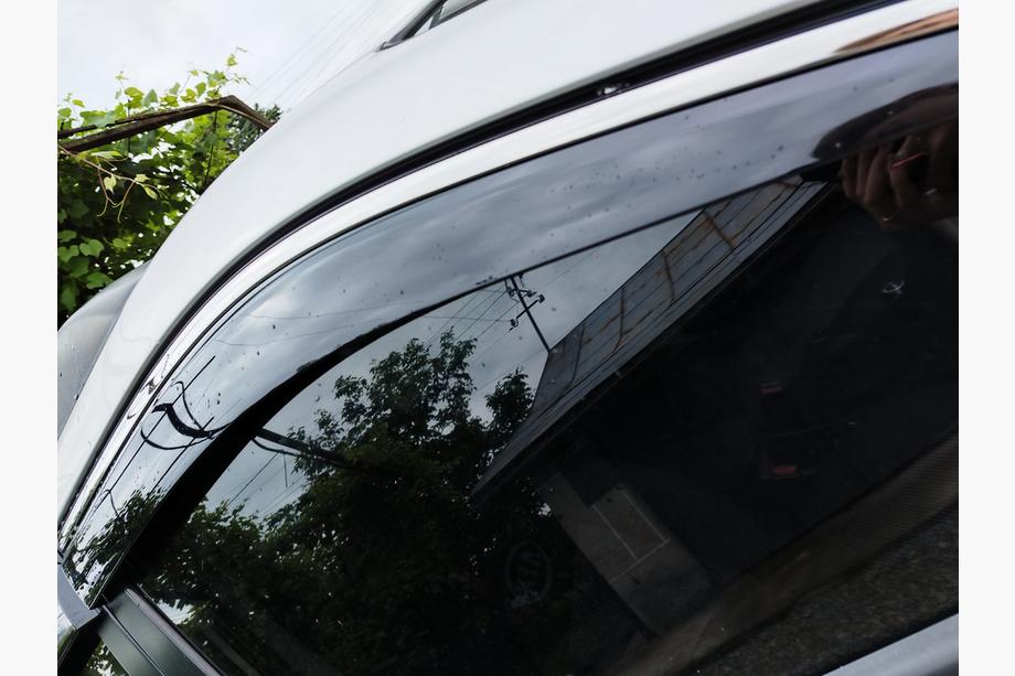 Kia Sportage 2004–2010 Vetrni deflektorji oken s kromirano letvico (4 kos, Niken) Fotografija 8