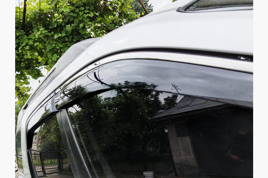 Kia Sportage 2004–2010 Vetrni deflektorji oken s kromirano letvico (4 kos, Niken) Fotografija 7