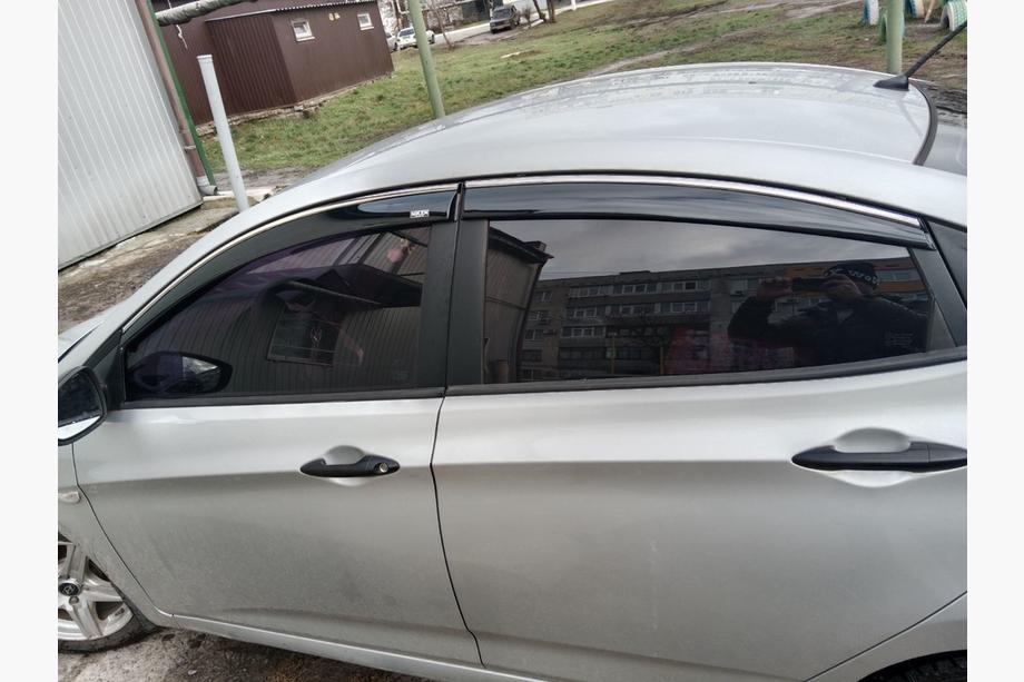 Hyundai Accent 2011–2017 Deflektorji oken s kromirano letvijo SD (4 kosi, Niken) Image