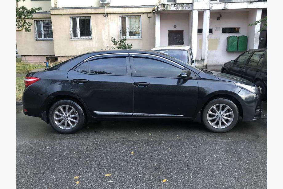 Toyota Corolla 2013–2019 Vetrni deflektorji oken s kromirano letvico (4 kos, Niken) Image