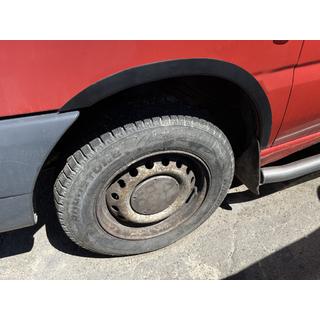 Obrobe kolotekov (4 kosi, črne) Mercedes Vito W638 1996–2003 fotografija 2