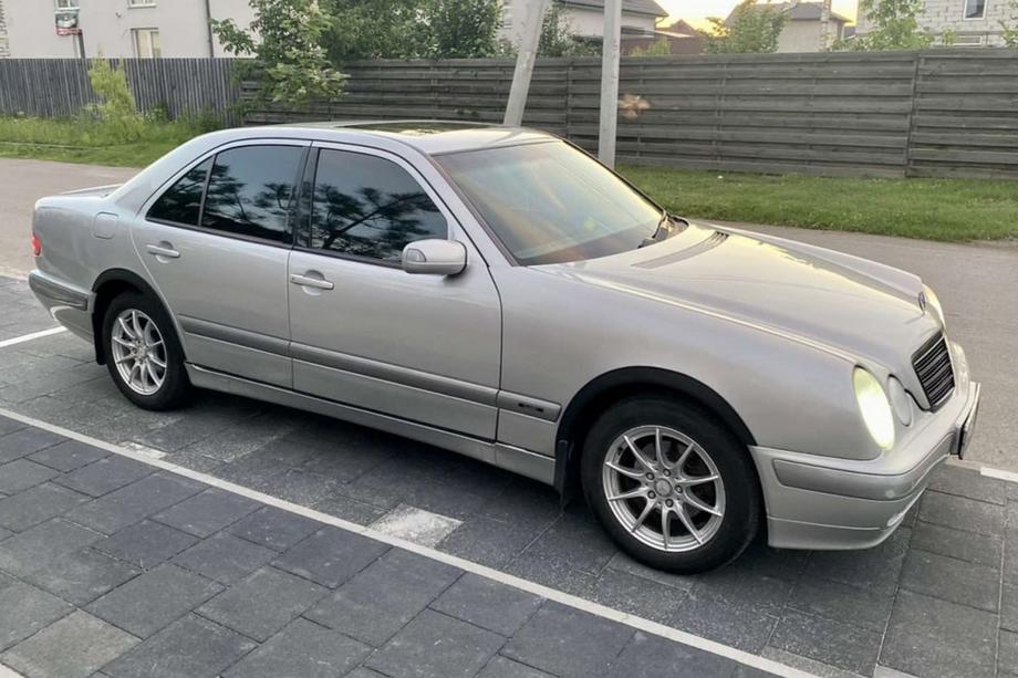 Mercedes E-class W210 1995–2002 Obrobe kolotekov (4 kosi, črne) Image