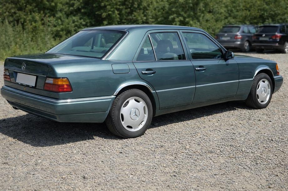 Mercedes E-class W124 1984–1997 Obloge kolotekov 1989-1995 (4 kosi, nerjaveče jeklo) Image