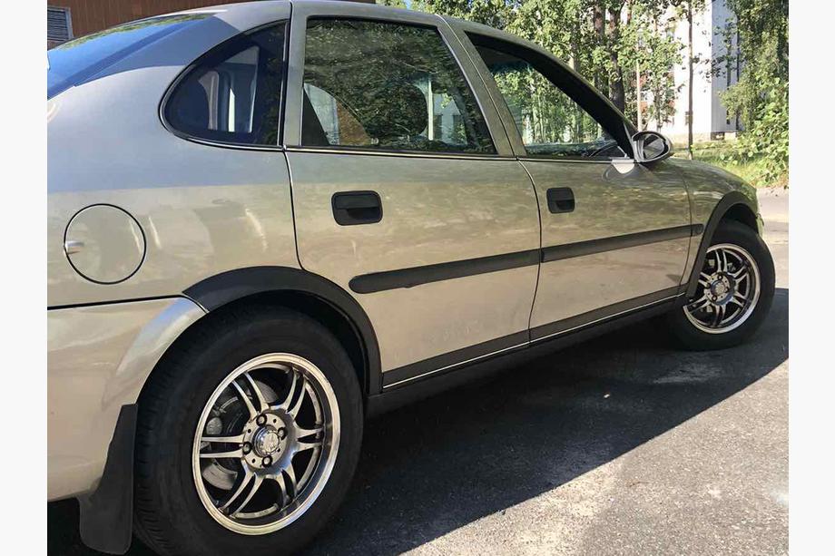Opel Vectra B 1995–2002 Obrobe kolotekov (4 kosi, črne) ABS plastika Image