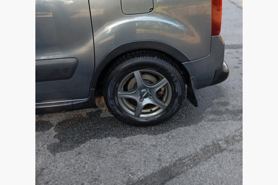 Peugeot Partner Tepee 2008–2018 Obrobe kolotekov (4 kosi, črne) XTR, 2 bočna vrata, kovina Fotografija 2