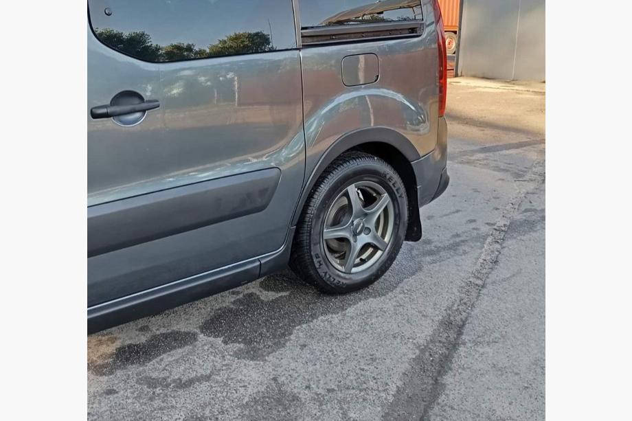 Peugeot Partner Tepee 2008–2018 Obrobe kolotekov (4 kosi, črne) XTR, 2 bočna vrata, kovina Fotografija 5