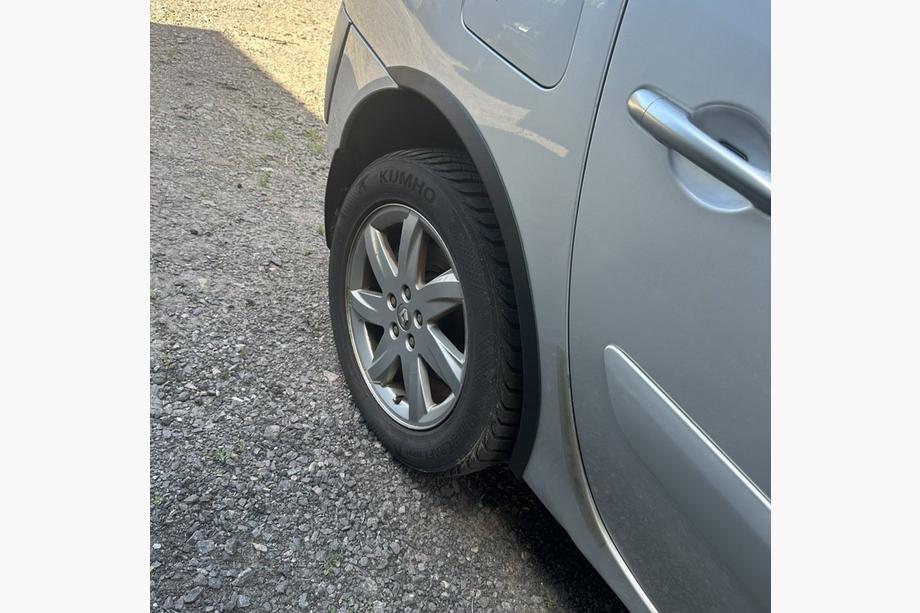 Renault Espace 2002–2014 Obrobe kolotekov (4 kosi, črne) Fotografija 3