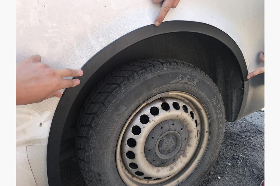 Volkswagen T5 Transporter 2003–2010 Obrobe kolotekov (6 kos, črne) Fotografija 7
