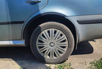 Skoda Octavia I Tour A4 1996–2010 Obrobe kolotekov (4 kosi, črne) Kovina fotografija 2
