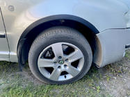 Skoda Superb 2001–2009 Obrobe kolotekov (4 kosi, črne) Kovina fotografija 2