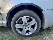 Skoda Superb 2001–2009 Obrobe kolotekov (4 kosi, črne) Kovina fotografija 5