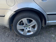 Skoda Superb 2001–2009 Obrobe kolotekov (4 kosi, črne) Kovina fotografija 6