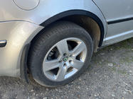 Skoda Superb 2001–2009 Obrobe kolotekov (4 kosi, črne) Kovina fotografija 7