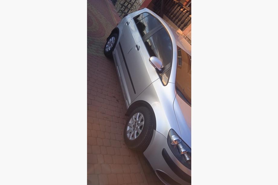 Volkswagen Golf Plus 2004–2014 Obrobe kolotekov (4 kosi, črne) Fotografija 7