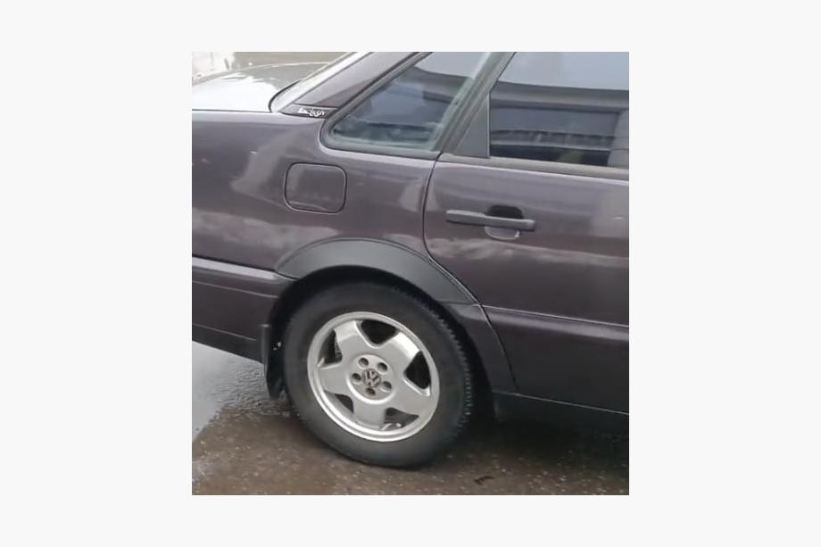 Volkswagen Passat B4 1993–1996 Obrobe kolotekov (4 kosi, črne) Fotografija 4