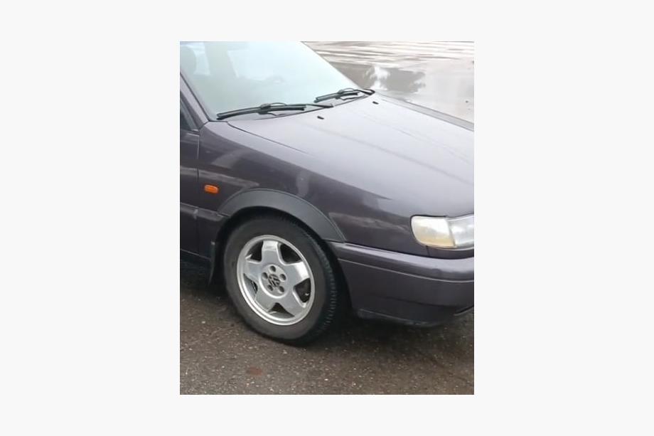 Volkswagen Passat B4 1993–1996 Obrobe kolotekov (4 kosi, črne) Fotografija 1