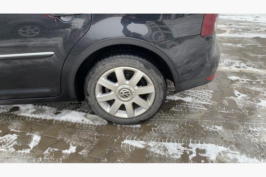 Volkswagen Touran 2003–2010 Obrobe kolotekov (4 kosi, črne) 2003-2006, plastične Fotografija 5
