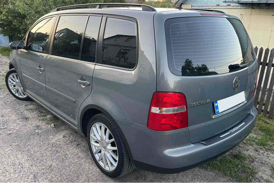 Volkswagen Touran 2003–2010 Obrobe kolotekov (4 kosi, črne) 2003-2006, plastične Fotografija 2