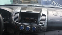 Mitsubishi L200 2006–2015 Okrasne obloge armaturne plošče (11 delov) Titan fotografija 6