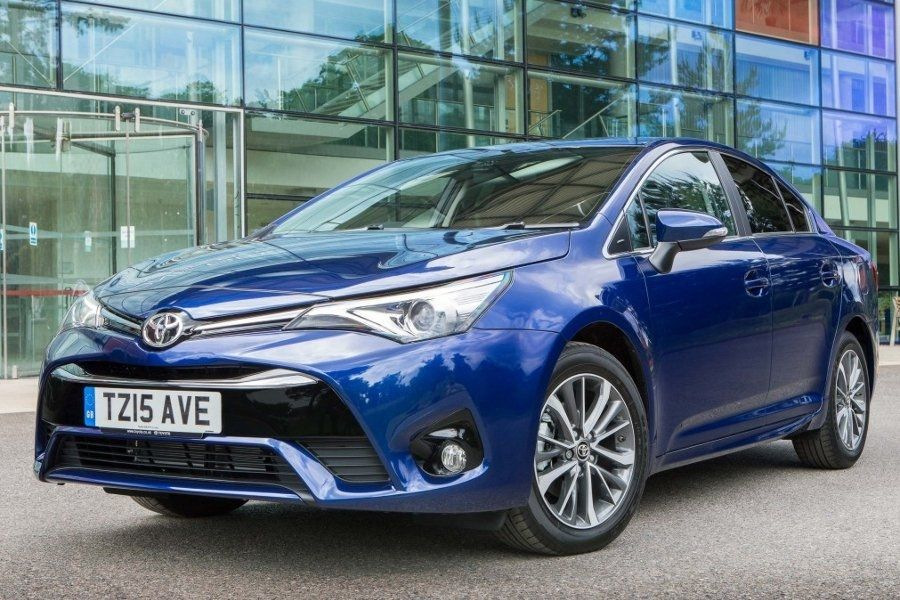 Test prenovljene limuzine Toyota Avensis