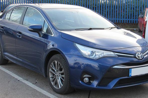 Test prenovljene limuzine Toyota Avensis