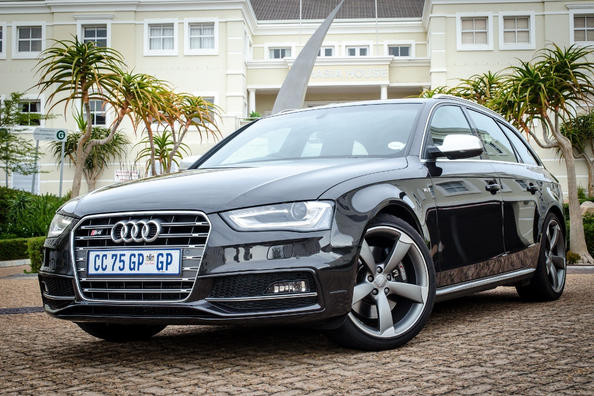 Pregled »nabitega« sedana Audi S4