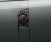 Volkswagen T5 Multivan 2003–2010 Kromirana obloga pokrova rezervoarja za gorivo z logotipom (Carmos) fotografija 1