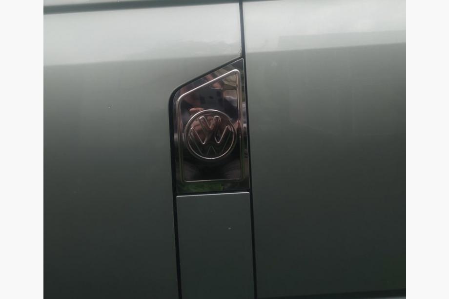 Volkswagen T5 Multivan 2003–2010 Kromirana obloga pokrova rezervoarja za gorivo z logotipom (Carmos) Image