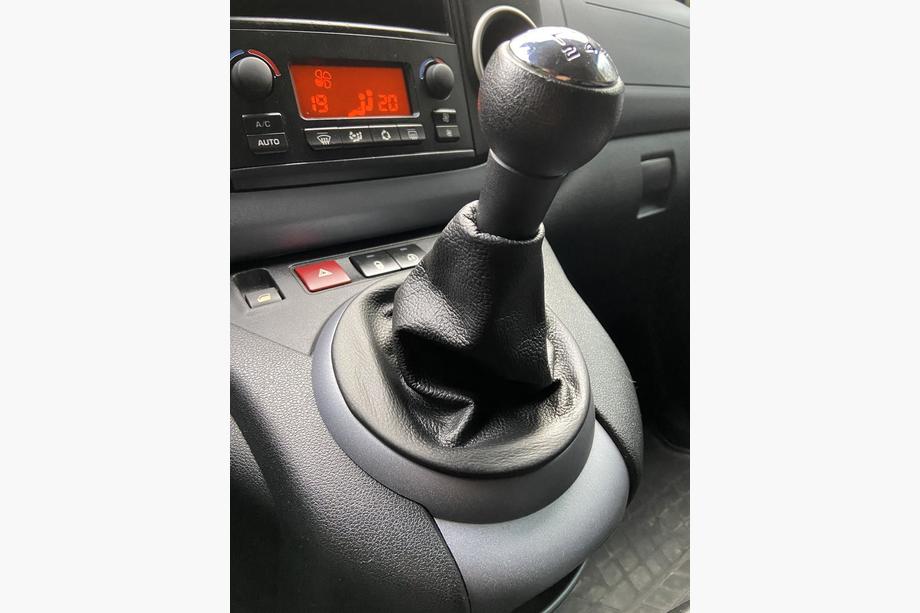 Peugeot Partner Tepee 2008–2018 Usnjena manšeta prestavne ročice Fotografija 2