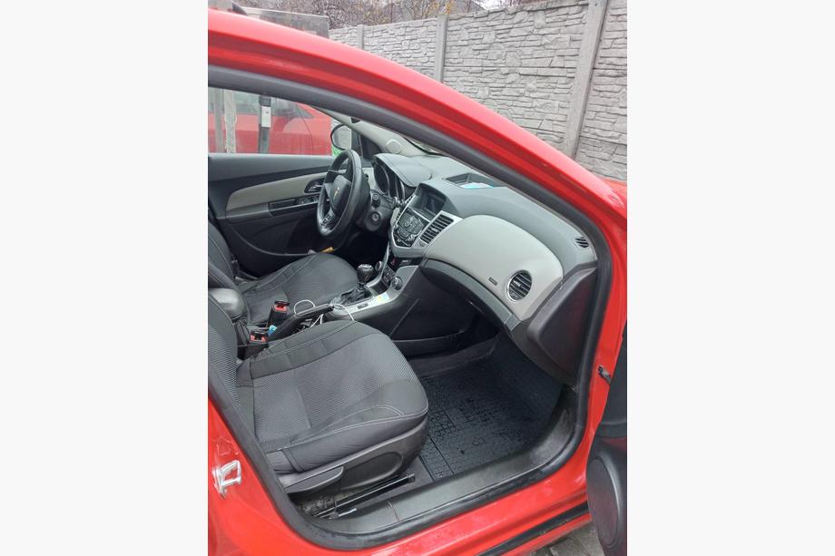 Chevrolet Cruze 2009–2015 Gumijasti avtomobilski tepihi za notranjost (Polytep) Sprednji Fotografija 2