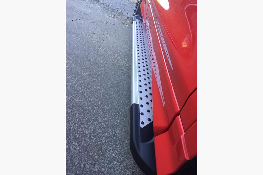 Ford Kuga/Escape 2013–2019 Bočne stopnice King (2 kos, aluminij) Z lakiranimi vratnimi ploščami Fotografija 5