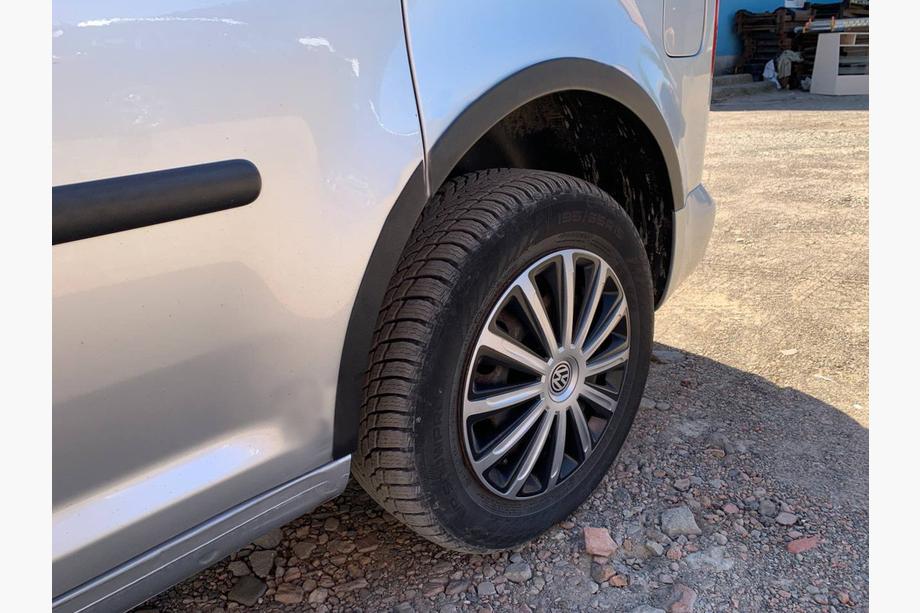 Volkswagen Caddy 2010–2015 Obrobe blatniških lokov (mat črna) Image