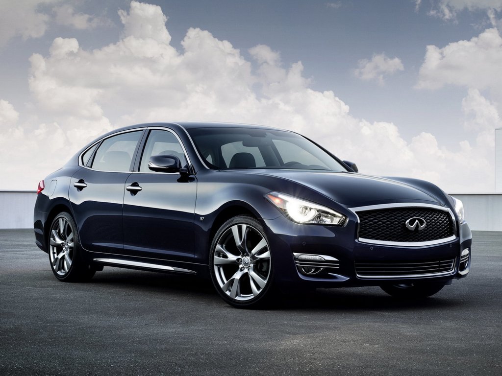 Poslovni sedan Infiniti Q70