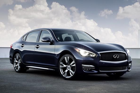 Poslovni sedan Infiniti Q70